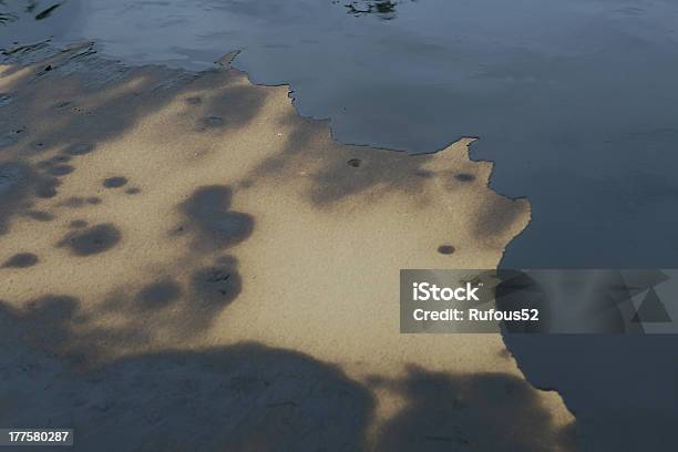Залив Oil Spill Представлен На Пляж — стоковые фотографии и другие картинки Без людей - Без людей, Береговая линия, Горизонтальный