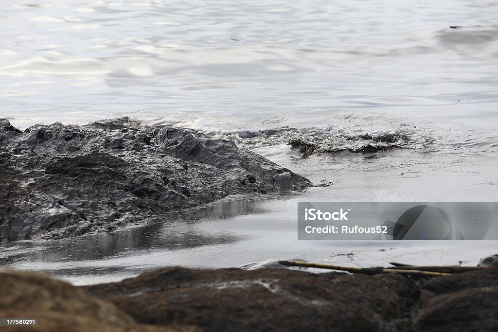 Derrame de petróleo crudo en la playa - Foto de stock de Abrigo libre de derechos