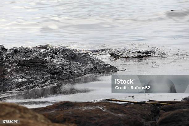 Derrame De Petróleo Crudo En La Playa Foto de stock y más banco de imágenes de Abrigo - Abrigo, Agua, Aire libre