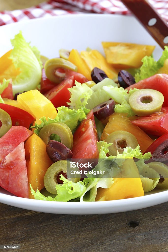 Salada de Tomate e azeitonas colorido - Royalty-free Alface Foto de stock