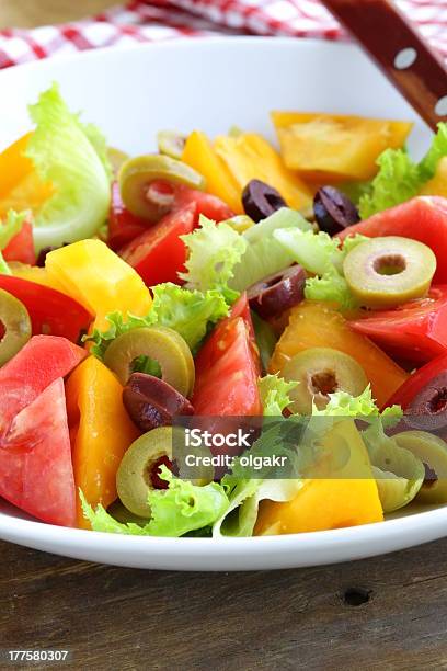 Salada De Tomate E Azeitonas Colorido - Fotografias de stock e mais imagens de Alface - Alface, Alimentação Saudável, Almoço