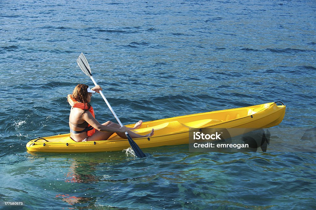 Frau in einem Kajak auf dem Meer - Lizenzfrei Abenteuer Stock-Foto