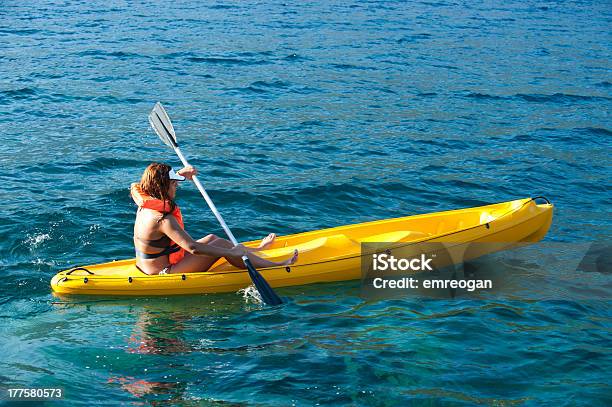 Frau In Einem Kajak Auf Dem Meer Stockfoto und mehr Bilder von Abenteuer - Abenteuer, Aktiver Lebensstil, Aktivitäten und Sport