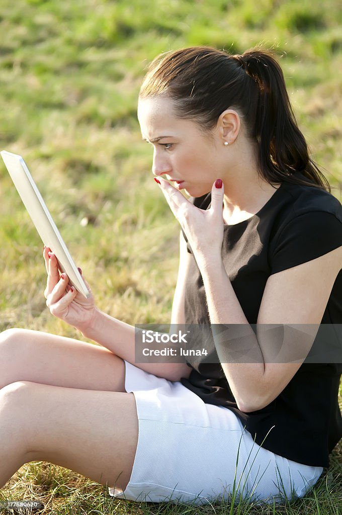 Kobieta z cyfrowego tabletu - Zbiór zdjęć royalty-free (Aplikacja mobilna)