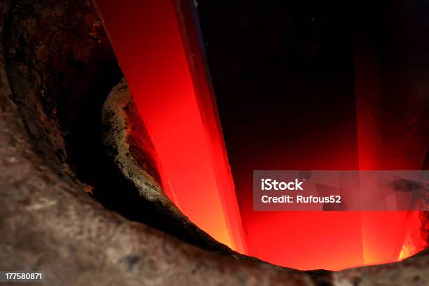 Ferro Lingot Su 1000 C Temperatura Della Fornace - Fotografie stock e altre immagini di Acciaio - Acciaio, Altoforno, Ambientazione esterna