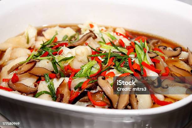 Foto de Peixe A Vapor Com Molho De Frutos Do Mar E Legumes e mais fotos de stock de A Vapor - A Vapor, Almoço, Comida