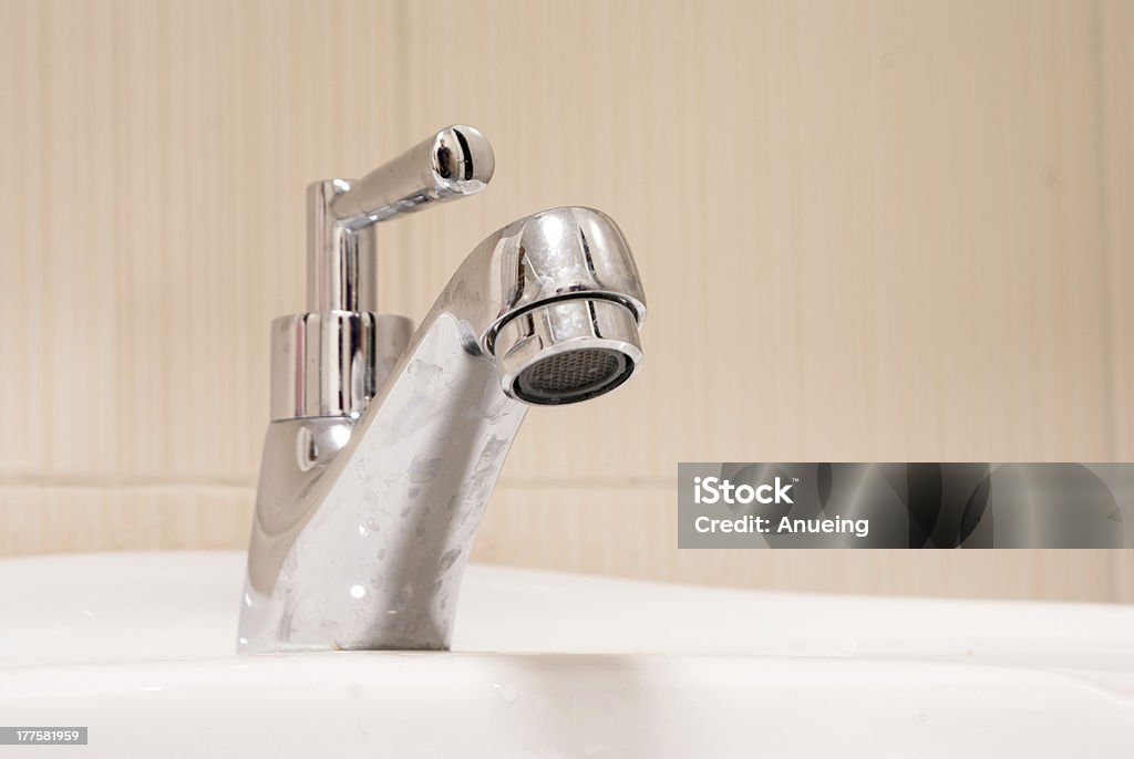 Un robinet en chrome washbowl - Photo de Acier libre de droits