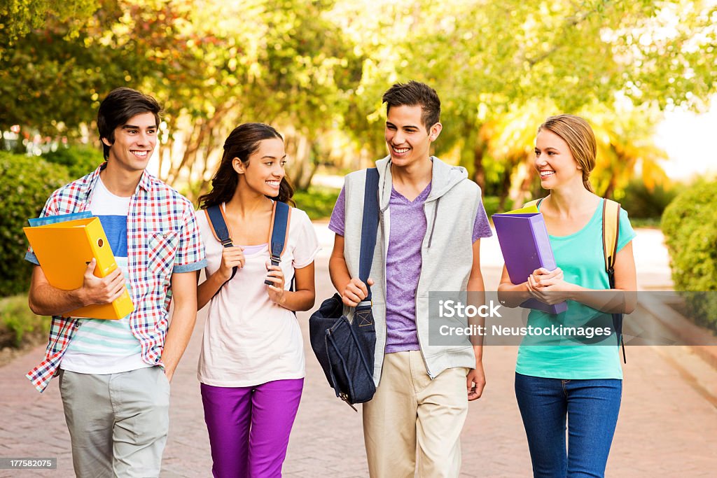 Grupy szczęśliwy studentów chodzić na kampusie - Zbiór zdjęć royalty-free (Spacerować)