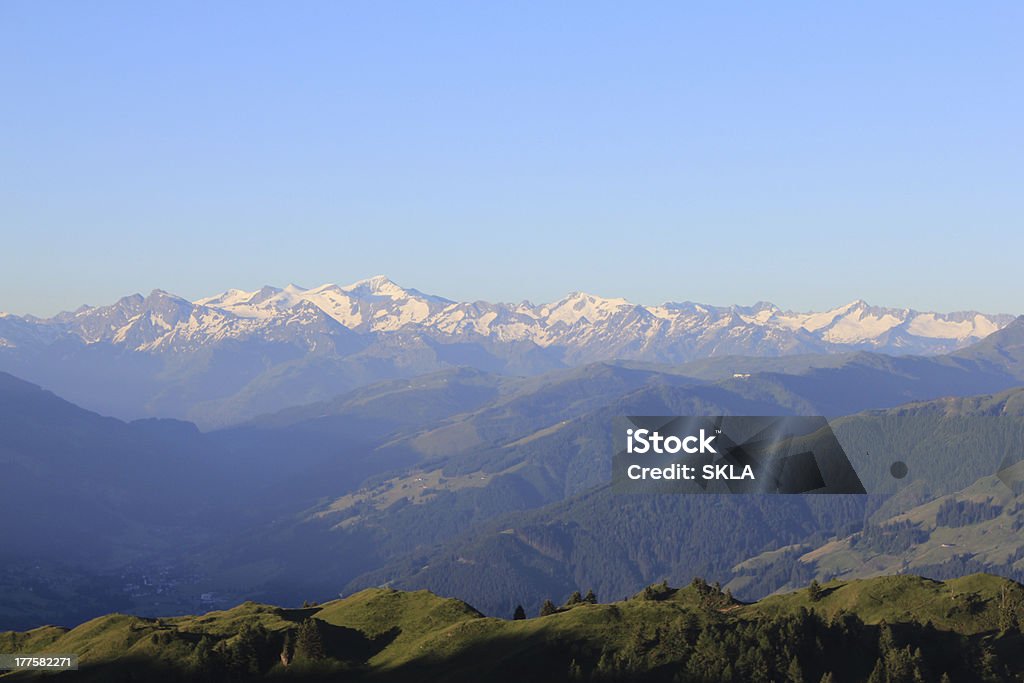 Panorama-Blick auf die Berge der Alpen bei Sonnenaufgang - Lizenzfrei Alpen Stock-Foto