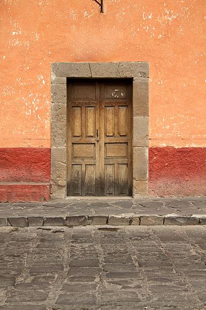 дверь - mexico san miguel de allende wall road стоковые фото и изображения