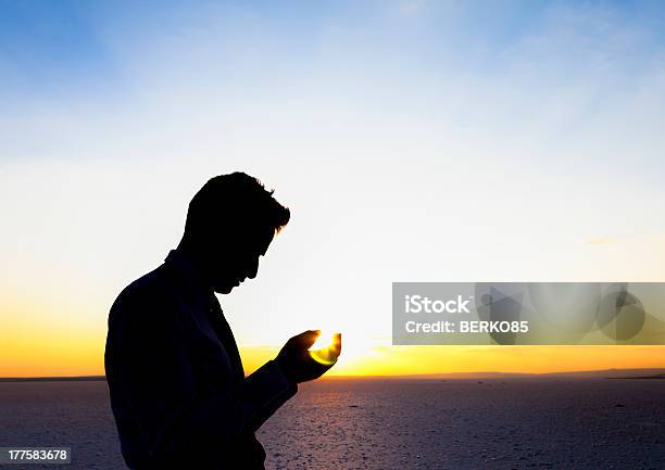Силуэт Человек Молиться — стоковые фотографии и другие картинки Аплодировать - Аплодировать, Благодарность, Бог