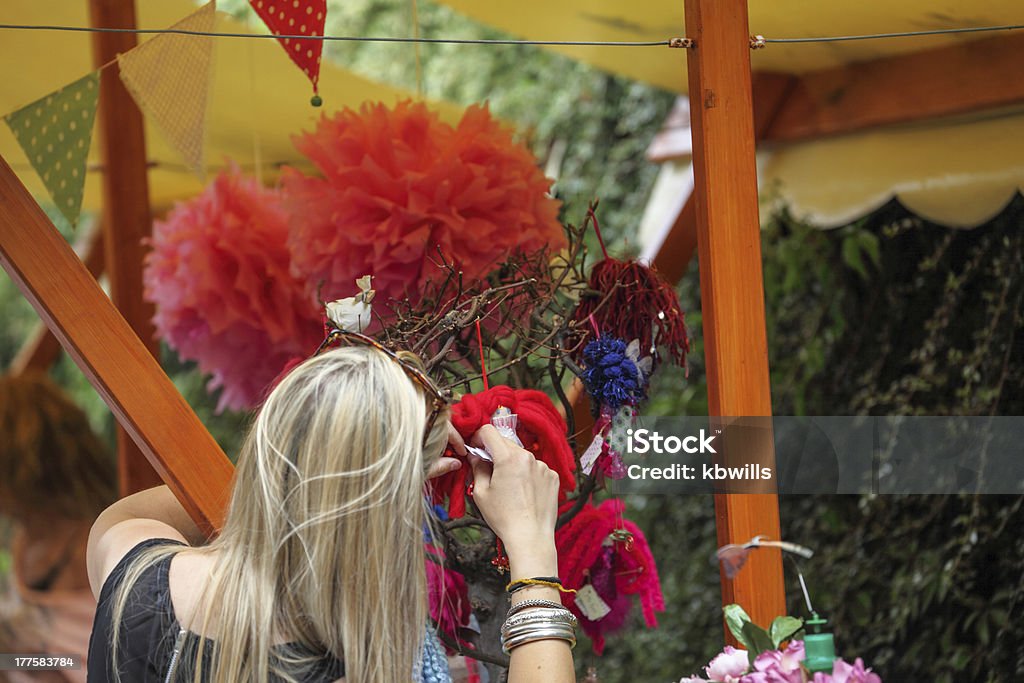 Jovem Operador de mercado mostra Mercadoria - Royalty-free 20-29 Anos Foto de stock