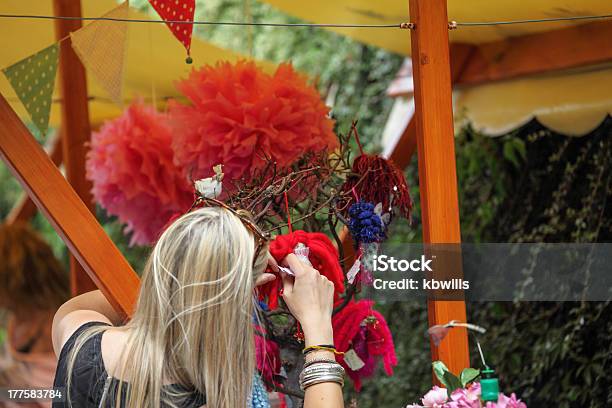 Jovem Operador De Mercado Mostra Mercadoria - Fotografias de stock e mais imagens de 20-29 Anos - 20-29 Anos, Adulto, Ajustar