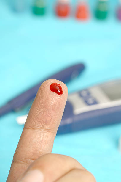 glucose niveau analyse de sang - meter diabetes blood scrutiny photos et images de collection