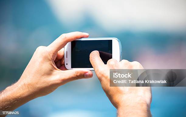 Fotografar Com Telefone Inteligente - Fotografias de stock e mais imagens de Adulto - Adulto, Ao Ar Livre, Azul