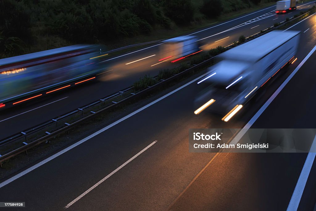 Auf der Straße - Lizenzfrei Abenddämmerung Stock-Foto