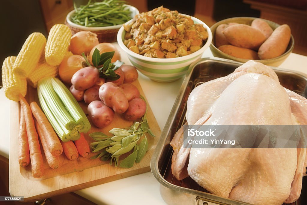 Préparer le dîner de Thanksgiving avec des produits frais de la Turquie sur le plan de travail de cuisine - Photo de Aliment libre de droits