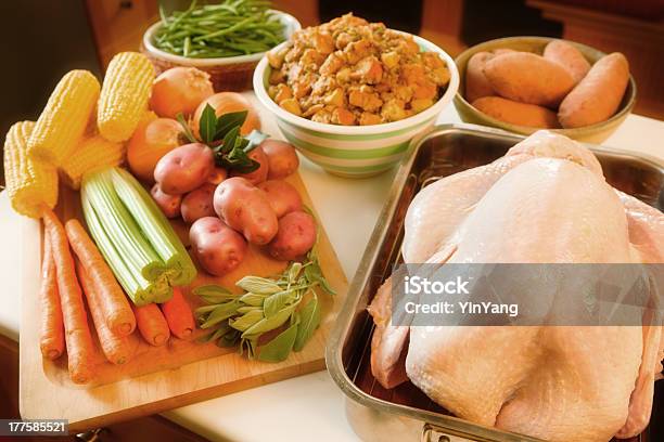 Готовит Праздничный Ужин С Свежие Турция На Кухне Счетчик — стоковые фотографии и другие картинки Американская культура