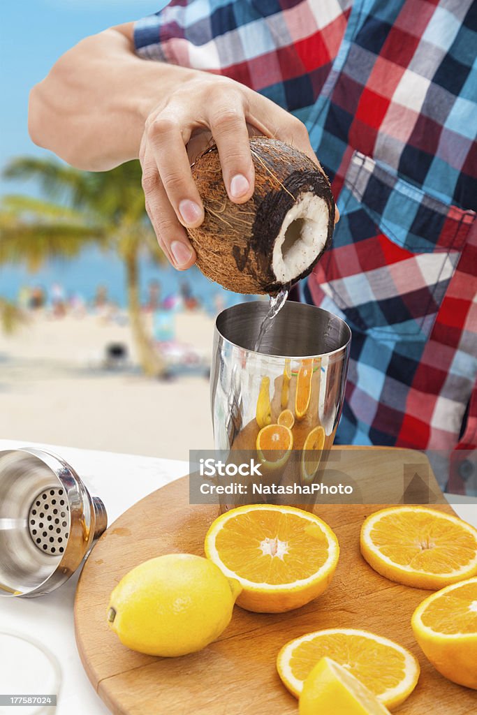 Fare cocktail - Foto stock royalty-free di Acqua di cocco