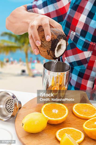 Fare Cocktail - Fotografie stock e altre immagini di Acqua di cocco - Acqua di cocco, Agrume, Alchol