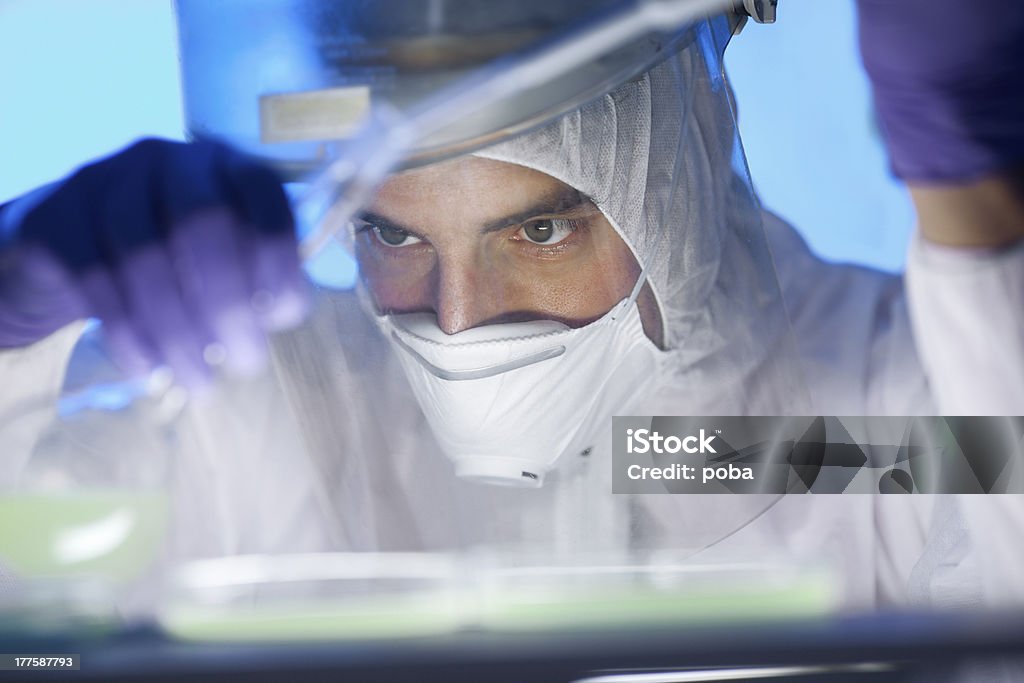 Naukowcy pracujący w laboratorium sprawdzać niebezpiecznych substancji chemicznych - Zbiór zdjęć royalty-free (Maska ochronna)