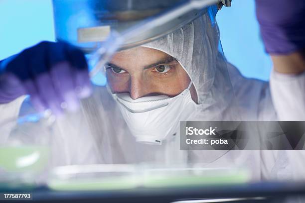 Naukowcy Pracujący W Laboratorium Sprawdzać Niebezpiecznych Substancji Chemicznych - zdjęcia stockowe i więcej obrazów Maska ochronna