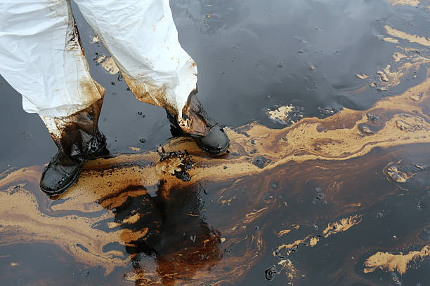 istock clean up Crude oil stain 177587852
