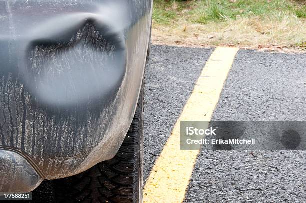 Mal Estacionado Carro Com Amolgado Parachoques - Fotografias de stock e mais imagens de Amolgado - Amolgado, Para-choques, Acidente - Conceito