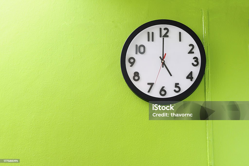 Horloge affichant 5 heures sur un green wall - Photo de Activités de week-end libre de droits