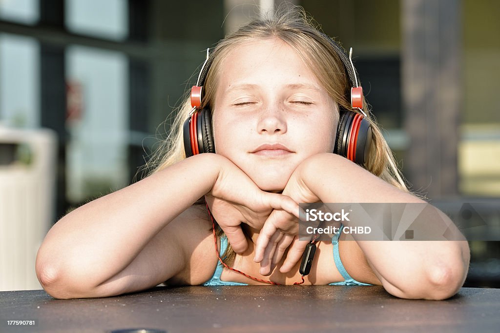 Расслабляющий со звуком - Стоковые фото 8-9 лет роялти-фри