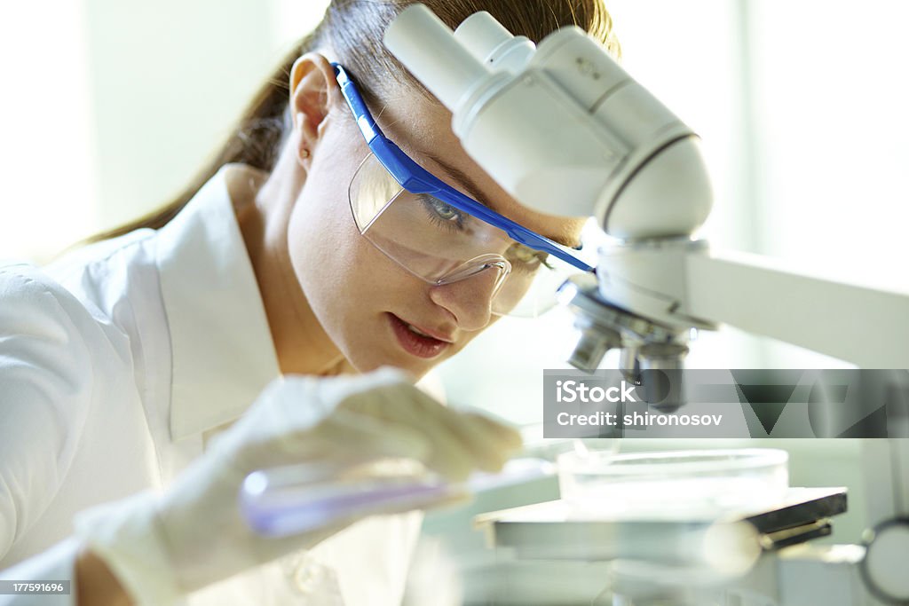 Weibliche Chemiker - Lizenzfrei Analysieren Stock-Foto