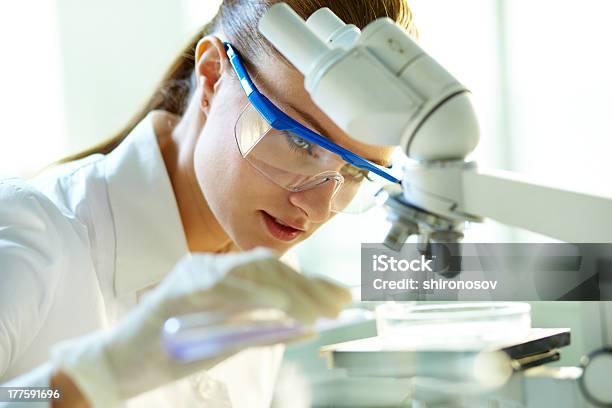 Foto de Químico Feminino e mais fotos de stock de Adulto - Adulto, Analisar, Artigos de Vidro de Laboratório