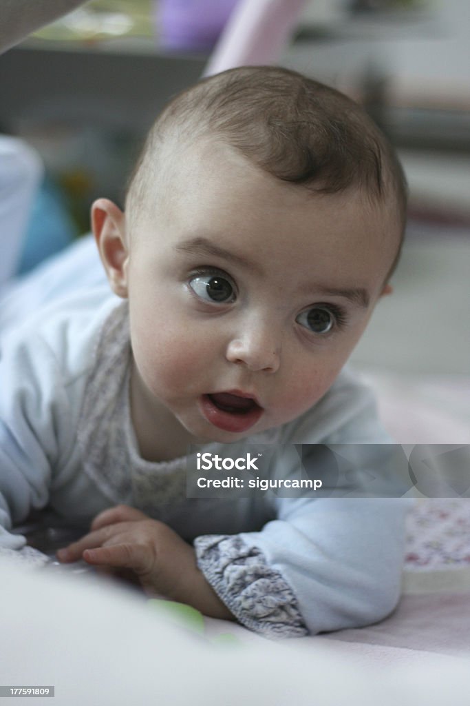 Süßes baby Krabbeln auf dem Boden. - Lizenzfrei Alleinerzieherin Stock-Foto