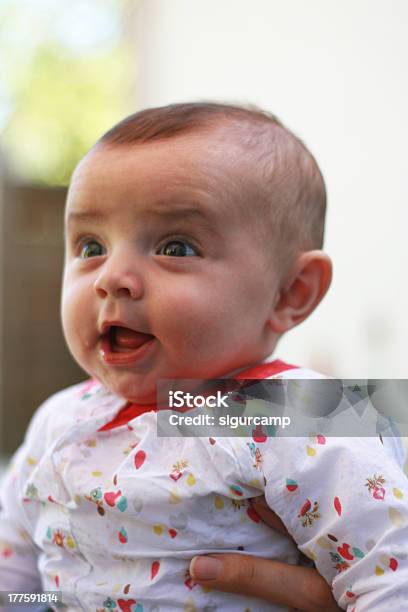 Carino Bambino Sorridente Con Le Braccia Di Sua Madre - Fotografie stock e altre immagini di Abbracciare una persona