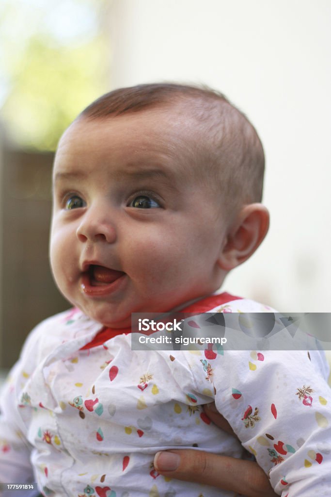 Cute bebê sorridente com braços de sua mãe - Royalty-free Abraçar Foto de stock