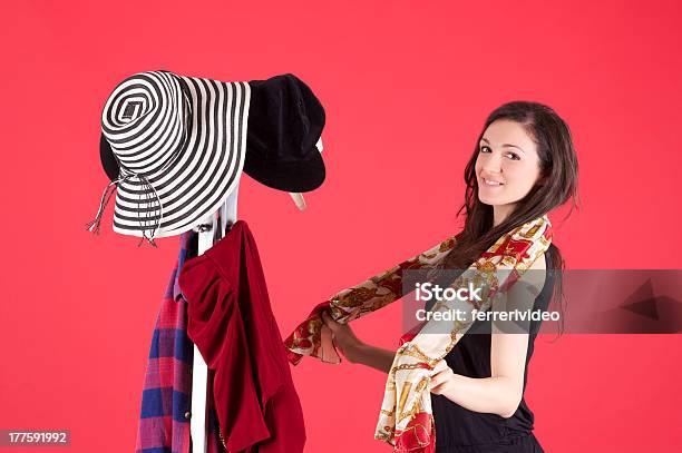 Modegeschäft Stockfoto und mehr Bilder von Attraktive Frau - Attraktive Frau, Aussuchen, Ausverkauf