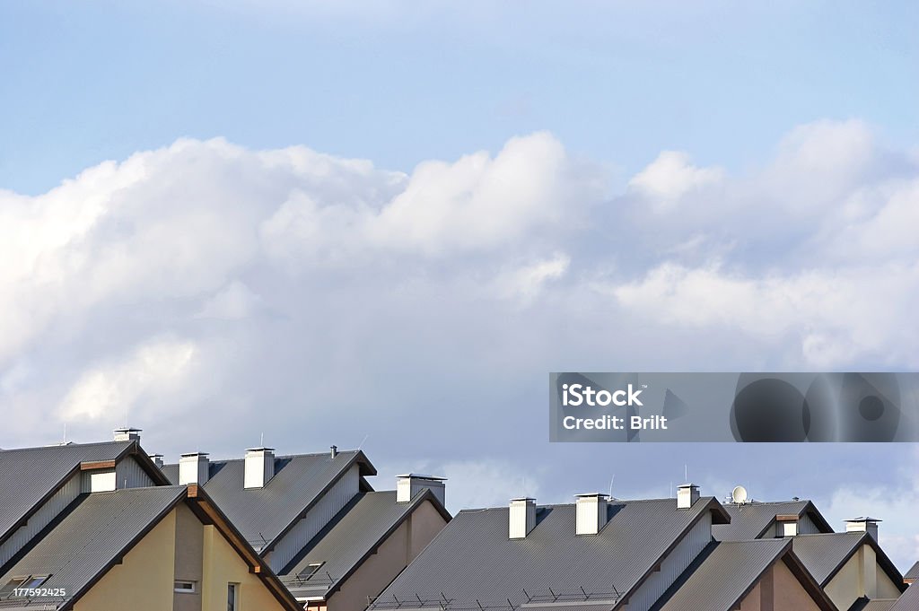 Row house Dächer, Wohnung panorama auf dem Dach und hellen Sommer Wolkengebilde - Lizenzfrei Außenaufnahme von Gebäuden Stock-Foto