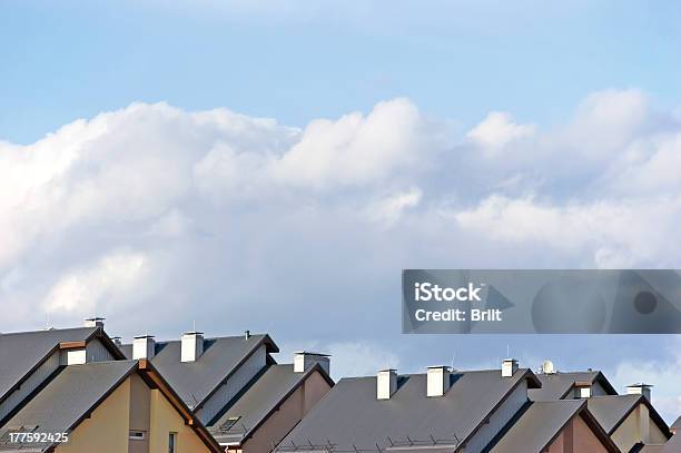 Row House Dächer Wohnung Panorama Auf Dem Dach Und Hellen Sommer Wolkengebilde Stockfoto und mehr Bilder von Außenaufnahme von Gebäuden