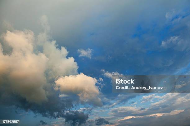 空と雲 - ふわふわのストックフォトや画像を多数ご用意 - ふわふわ, まぶしい, カラフル