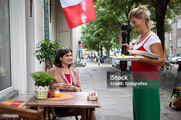 Kelnerka Serwuje Dania W Małej Włoskiej Restauracji - zdjęcia stockowe i więcej obrazów Dorosły