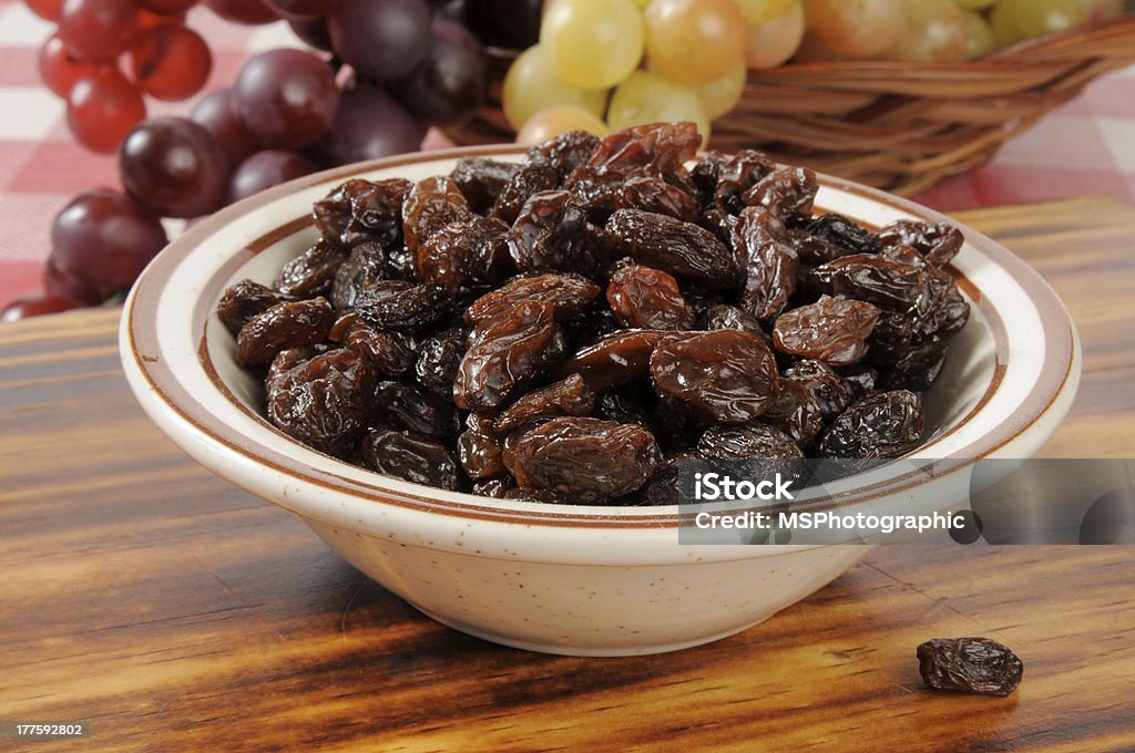 Schüssel mit Rosinen - Lizenzfrei Essgeschirr Stock-Foto