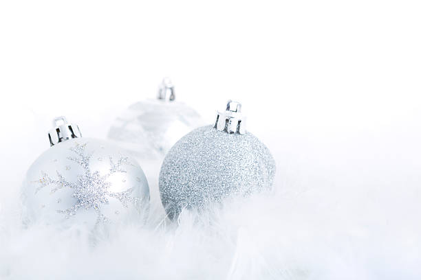 bolas para árvore de natal em uma superfície feathery, imagem super exposta - high key brightly lit studio shot horizontal imagens e fotografias de stock