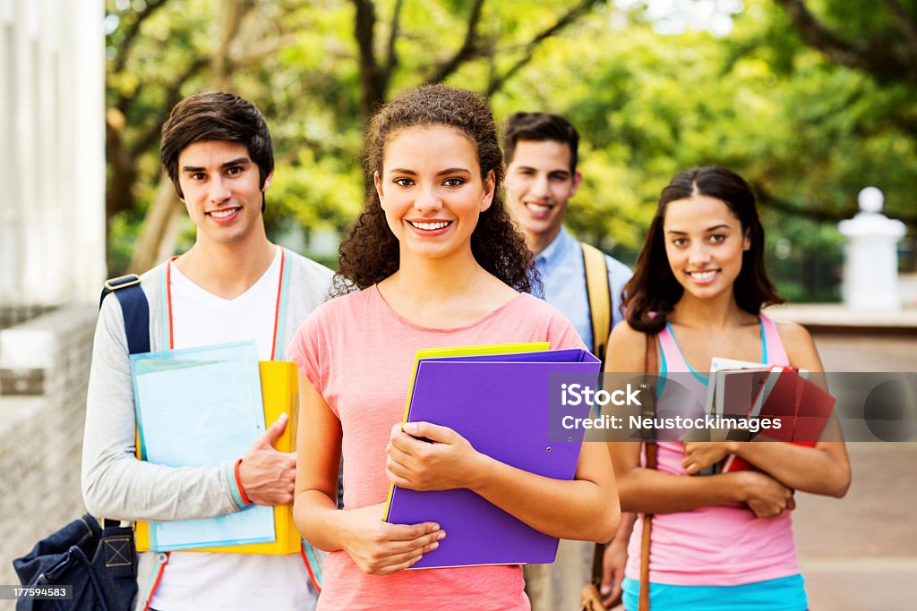 Estudantes universitários juntos, em pé no Campus - Foto de stock de 16-17 Anos royalty-free