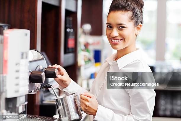 Kellnerin Dampf Milch Aus Der Kaffeemaschine Im Restaurant Stockfoto und mehr Bilder von 20-24 Jahre