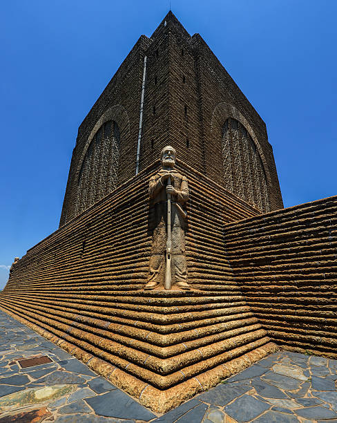 statue de pierre retief au monument voortrekker - black piet photos et images de collection