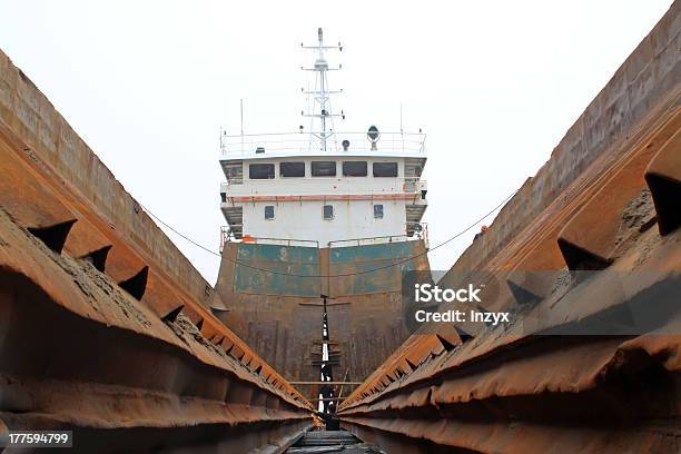 Utrzymanie Barges - zdjęcia stockowe i więcej obrazów Barka - Statek przemysłowy - Barka - Statek przemysłowy, Brązowy, Fabryka