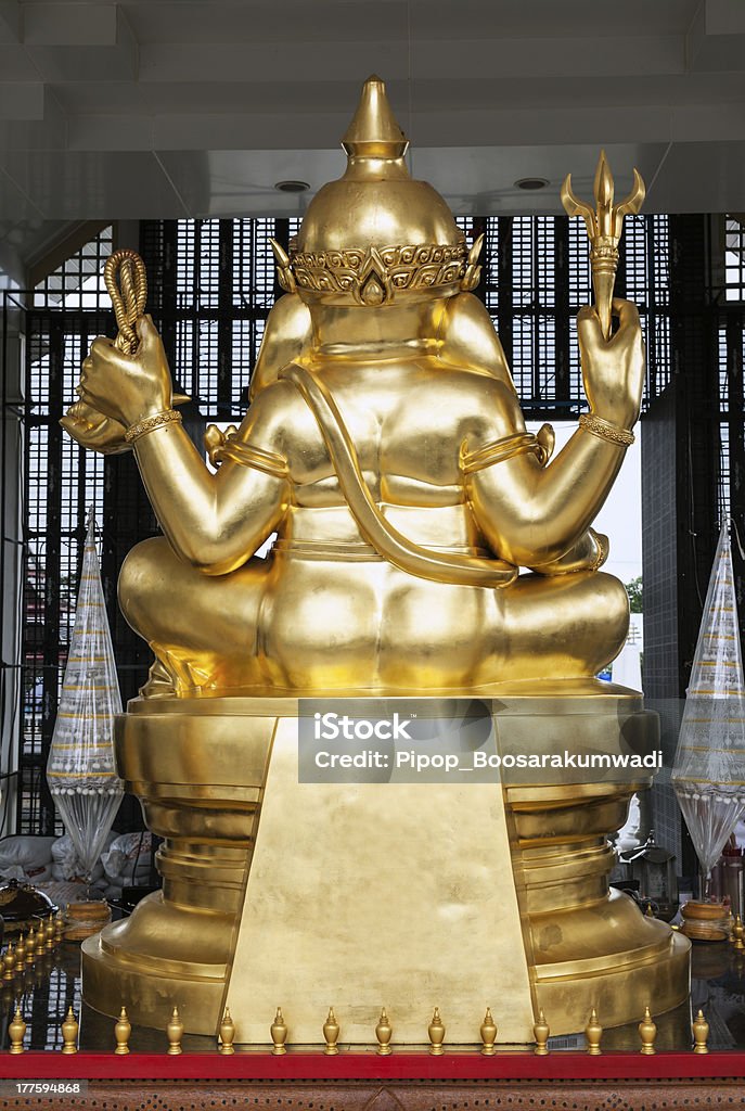 Золотой Ганеша (Ганеш, Ganapati) Статуя (Назад). - Стоковые фото Азиатская культура роялти-фри