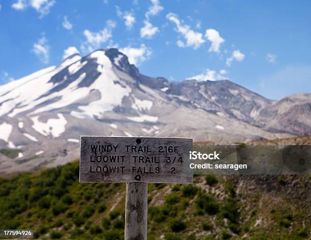 Photo libre de droit de Mt St Helens Panneau De banque d'images et plus d'images libres de droit de Au loin - Au loin, Ciel, Cratère volcanique