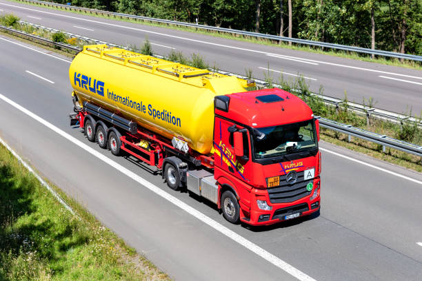 krug mercedes-benz actros caminhão com reboque silo - krug - fotografias e filmes do acervo