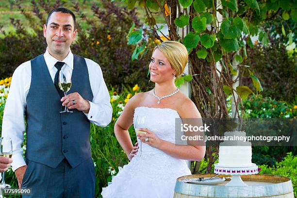 Noiva E Noivo Casamento Tosta - Fotografias de stock e mais imagens de Abuso de Álcool - Abuso de Álcool, Amor, Ao Ar Livre